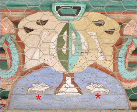 수로왕릉 안의 납릉심문(納陵心門)에 새겨진 쌍어문. 붉은 별표로 표시된 부분이 물고기 무늬다. 
