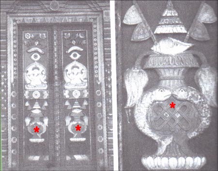 인도반도에 속한 네팔에서도 쌍어문을 발견할 수 있다. 사진은 문에 새겨진 쌍어문. 별표로 표시된 부분이 쌍어문이다. 