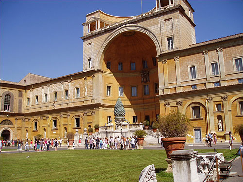 1929년 독립국가로 승인된 바티칸 시국에 가면, 바티칸 박물관을 비롯해 시스티나 예배당, 산 피에트로 대성당을 둘러볼 수 있다.