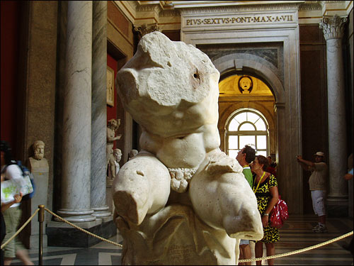 사자 가죽 위의 헤라클레스로 추정. 이 조각의 나머지 부분을 완성해 달라는 의뢰를 받은 미켈란젤로는 '이것만으로도 완벽한 작품'이라며 거절했다고 한다.