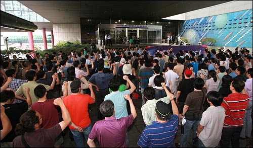  2일 오후 여의도 KBS 신관앞에서 KBS 새노조 조합원들이 집결한 가운데 파업 2일차 집회가 열리고 있다.