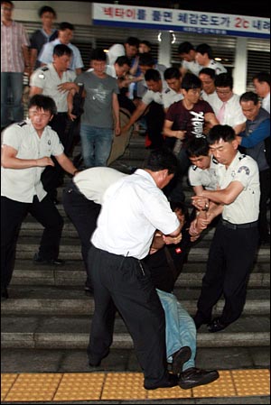 2일 오후 여의도 KBS 신관앞에서 KBS 새노조 조합원들이 집결한 가운데 파업 2일차 집회가 열린 가운데, 건물 입구 계단에 앉아 있던 노조원들을 청원경찰들이 끌어 내리고 있다.