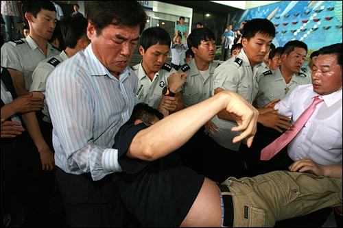2일 오후 여의도 KBS 신관앞에서 KBS 새노조 조합원들이 집결한 가운데 파업 2일차 집회가 열린 가운데, 건물 입구 계단에 앉아 있던 노조원들을 청원경찰들이 끌어 내리고 있다.