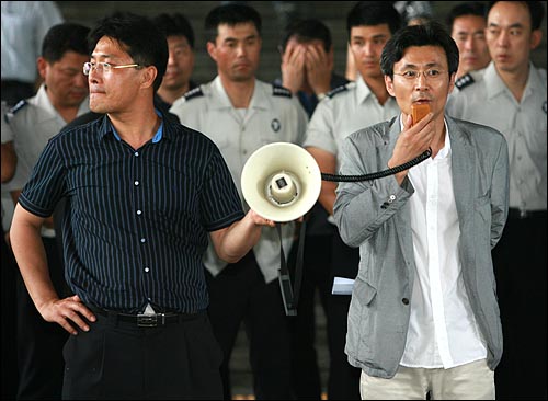 2010년 7월 2일 당시 엄경철 언론노조 KBS본부장이 여의도 KBS 신관앞에서 열린 KBS새노조 파업 2일차 집회에서 연설을 하고 있다.