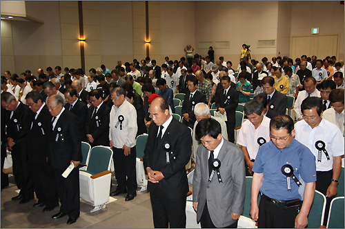 '진상규명과 명예회복을 위한 제60주기 11차 대전산내학살사건 희생자 합동 위령제'에서 참석자들이 묵념을 하고 있다.