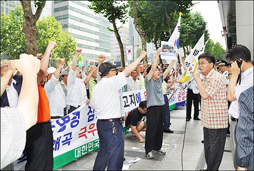 지난달 28일 오후 강남구 역삼동 국민행동본부 사무실 앞에서 대한민국어버이연합, 자유북한운동연합, 납북자가족모임 등 300여명의 보수단체회원이 "일본 극우단체에 대한민국 보수단체가 놀아나선 안 된다"며 규탄 기자회견을 열었다.