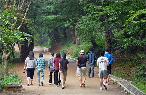 29일 오전 '오연호의 기자 만들기' 33기 수강생들이 강화도 오마이스쿨 근처에서 아침 산책을 하고 있다.