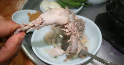 닭의 살을 발라내 풋고추, 양파를 된장에 푹 찍어 살코기와 함께 먹으면 썩 잘 어울린다.