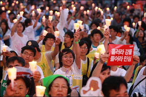 촛불을 들고 4대강 사업 중단을 촉구하는 시민들.