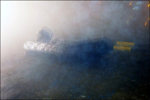 짙은 안개 속에 운행되던 군 작전용 특수보트가 암초에 걸려있는 모습