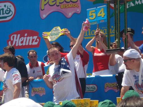 조위 체스트넛이 2008년 2009년에 이어 올해 2010년에도 우승을 하고 협찬사 음료수를 들어올리며 환호하고 있다. 