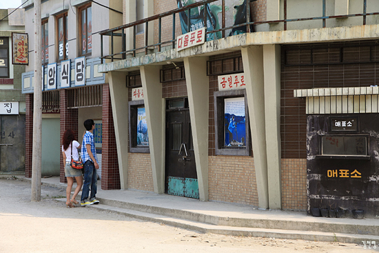 섬진강기차마을에는 1960년대를 재현한 세트장이 만들어져 각종 영화촬영지가 되었다.