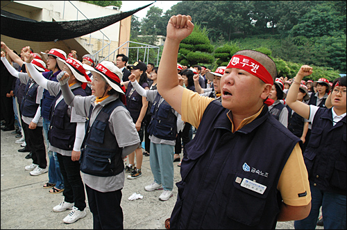  제이티정밀 노-사가 위로금 지급 등에 합의했다. 사진은 지난 7월 5일 창원 제이티정밀 공장에서 열린 집회에서 노동자들이 구호를 외치는 모습.