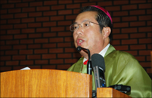 천주교 마산교구장 안명옥 주교가 5일 창원 사파성당에서 열린 '생명평화미사'에서 강론하고 있다.