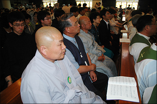 4대강사업저지천주교연대는 4일 오후 창원 사파성당에서 연 '생명평화 미사'에 다른 종교인들도 참석해 앉아 있다.