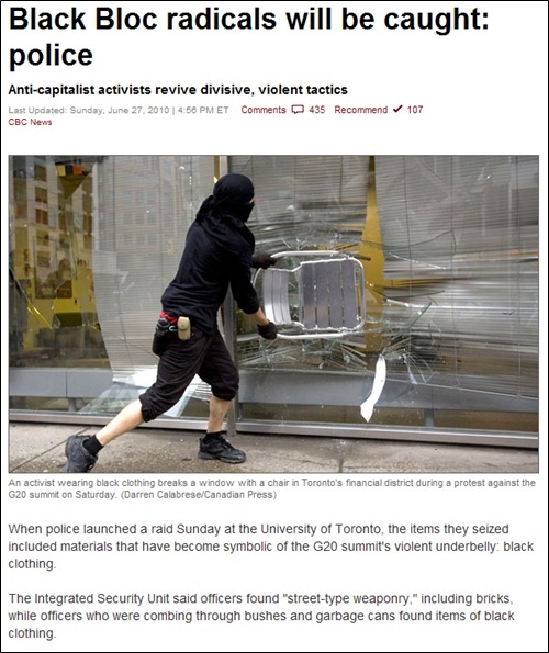 G20 항의시위중 검은 옷과 두건을 쓰고 가게 유리창을 부수는 폭력시위자.