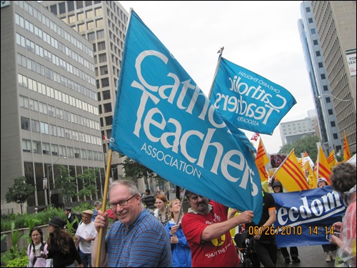 온타리오주 가톨릭교육청 영어교사협회장이라고 신분을 밝힌 제임스 라이언(깃발 들고 있는 파란옷)은 "빈곤국가 아이들도 무상 공교육을 받을 수 있도록 해야한다"며 시위참가 배경을 밝혔다.
