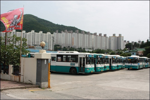  5일 노조의 파업으로 350여 시내버스 종사자들이 일손이 멈춰진 버스회사 정문에 파업깃발이 나부끼고 있다.