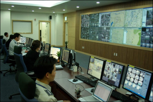 천안·아산 시민안전 통합관제센터의 실내 모습.