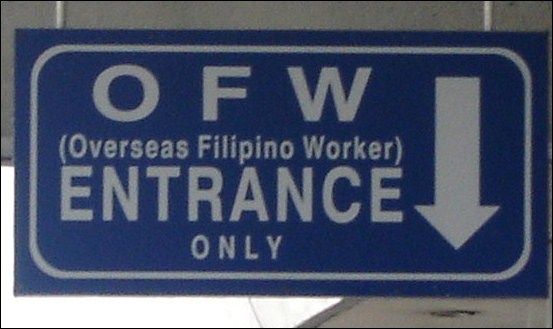 필리핀 공항에서 볼 수 있는 안내판으로, 알란도 이 창구를 통해 출국했을  것이다. 