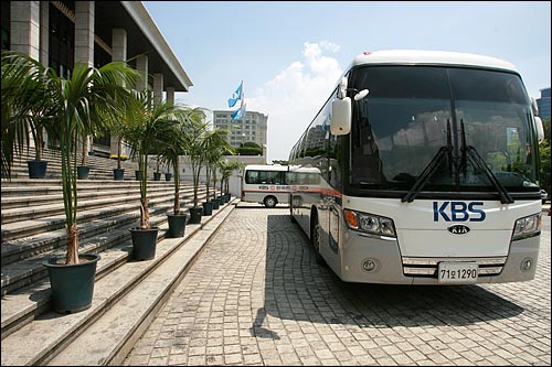 행사 때 무대가 설치되는 장소로 많이 이용되는 계단 아래쪽에는 KBS 로고가 새겨진 버스가 주차되어 있다. 
