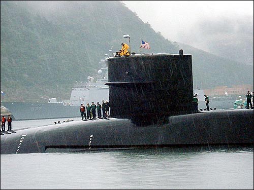 지난달 28일 부산 해군 기지에 정박해 있는 미국 핵잠수함 미시간호.