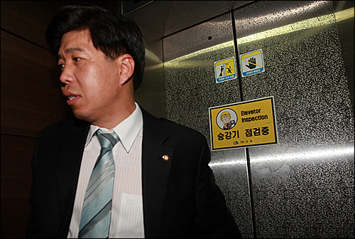 민주당 '영포게이트' 진상조사특위 백원우 의원이 공직윤리지원실로 향하는 승강기앞에서 발길을 돌리고 있다.