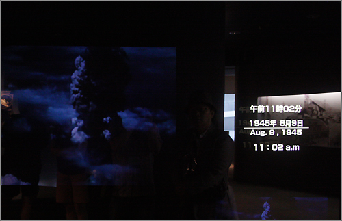 나가사키 시립 원폭자료관에 전시된 영상자료. 영상에서는 원자폭탄이 터지는 장면이 흘러나오고, 그 옆에서 원자폭탄이 떨어진 시간이 표시되어 있다.
