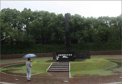 원자폭탄이 떨어진 일본 규슈 나가사키시의 폭심공원. 이곳 상공 500미터에서 폭탄이 터졌다. 당시 이곳은 주택가였으며, 현재는 공원으로 꾸며졌다. 사진을 찍는 순간에도 한 시민이 찾아와 희생자들을 추모하는 묵념을 하고 있었다.