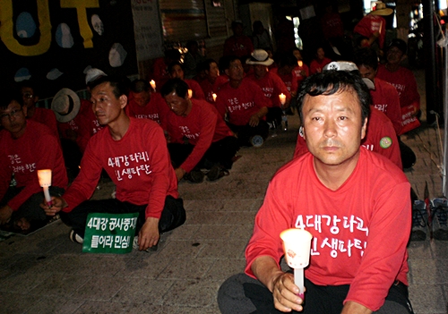 대구경북지역 골재원노동자들이 9일 명동성당 앞에서 촛불집회를 열고 있다.