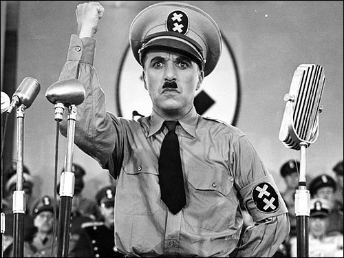 히틀러를 모델로 독재정치가 인간에게 끼치는 폐해를 풍자한 찰리 채플린의 영화 <위대한 독재자>의 한 장면. 