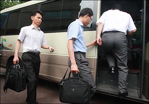 국무총리실 산하 공직윤리지원관실의 '민간인 불법사찰' 의혹을 수사 중인 서울중앙지검 특별수사팀(팀장 오정돈 형사1부장검사)이 9일 오후 서울 종로구 창성동 정부중앙청사 별관에 입주해 있는 공직윤리지원관실 압수수색 마친 뒤 차량에 오르고 있다.