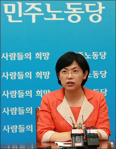 민주노동당 새 대표로 사실상 확정된 이정희 의원이 9일 국회에서 기자간담회를 열어 당운영 구상을 밝히고 있다.