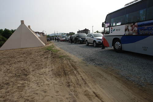 사구로 진입하는 진입로가 행사로 인해 콘크리트 혼합물로 된 도로가 새로 개설됐다.