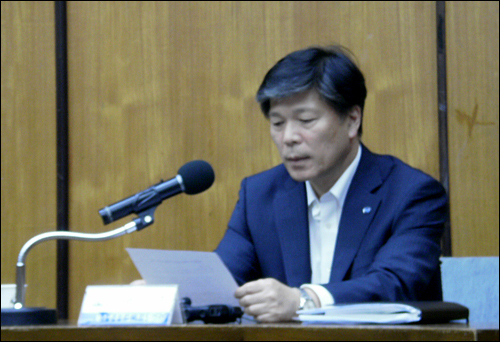 7일 오후 KBS 국제회의실에서 열린 '김미화씨 발언에 대한 KBS 입장 발표' 기자회견에 참석한 조대현 KBS 부사장이 입장문을 읽고 있다. 
