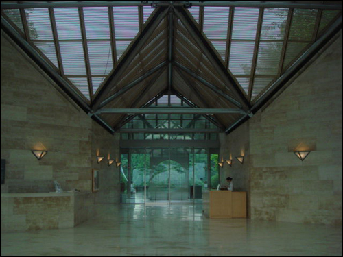미호뮤지엄은 파리의 루브르박물관 유리 피라미드 정문을 설계한 아엠 페이가 설계한 작품입니다. 아엠 페이는 무릉도원을 주제로 미호뮤지엄을 설계했습니다. 건물 안에서 바라본 입구입니다. 건물 지붕의 거듭된 삼각형 구조가 특징입니다.