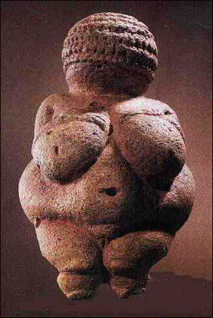 오스트리아에서 발견된 구석기 여성나상. 생식·출산을 상징하는 주술적·원시적 숭배의 대상이었다. 