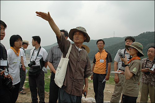 이인식 한국습지NGO네트워크 공동대표가 10일 합천보 공사 현장에서 한국과 일본 습지 전문가들한테 설명하고 있다.
