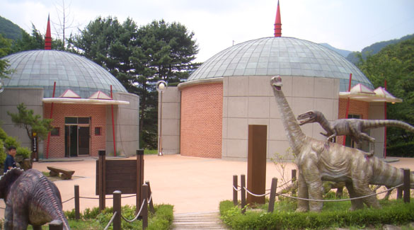 생태관과 역사관 앞에 원시 공룡 모형들이 전시됐다.