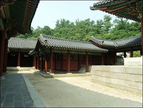 조선시대의 궁궐 내부. 사진은 경희궁 자정전 앞마당. 광화문 사거리에서 서대문 방향으로 5~10분간 걸어가면 경희궁이 나온다.

