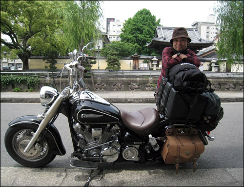오토바이로 국내 여행 중인 일본인 청년 