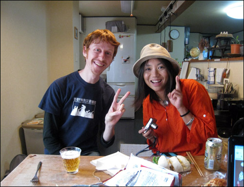 게스트하우스 직원이자 아티스트로 활동 중인 호주인 데이비드(왼쪽)와 일본인 유키코 