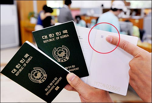지난 2008년 8월 25일부터 일반국민을 대상으로 전자여권 발급이 개시된 가운데 서울 송파구청 여권과에서 한 관계자가 전자여권을 보여주고 있다. IC칩을 내장한 이 여권에는 앞표지 하단부에 국제민간항공기구(ICAO)의 표준을 준수하는 전자여권임을 나타내는 로고가 삽입되어 있고 뒤표지에는 칩과 안테나(빨간 원 부분)가 내장되어 있으며, 수록 범위는 얼굴, 지문 등 바이오인식정보와 여권 내에 기재된 신원정보이다.