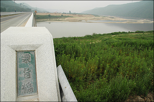 합천군 덕곡면의 낙동강을 가로 질러 건설된 '율지교'다. 낙동강 건너편에는 준설공사가 한창이다.