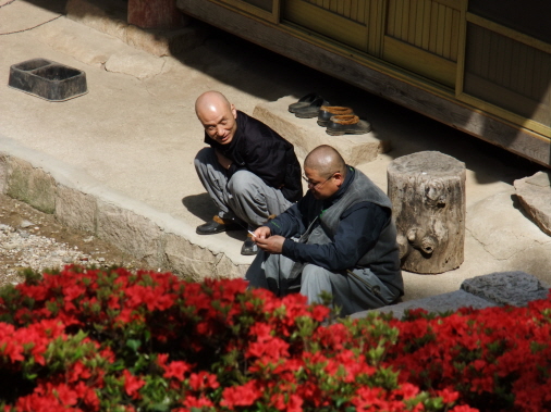 대화를 나누는 무인스님(오른쪽)과 북미륵암주 스님