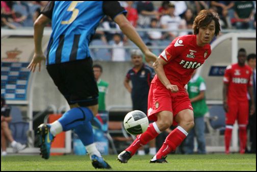 공에 집중하고 있는 박주영선수 박주영선수는 공격포인트는 얻지 못했지만 날카로운 순간 동작과 적절한 공간 확보로 인천FC의 수비진을 교란하였다.