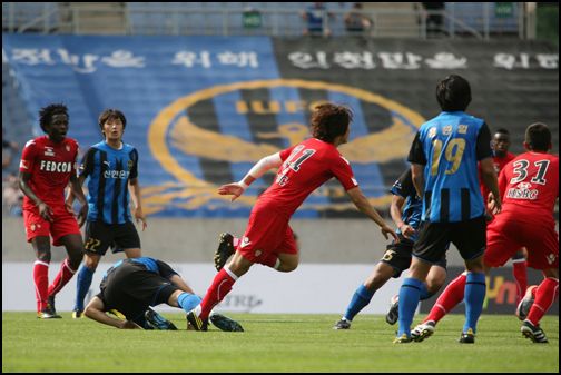 몸싸움도 마다하지 않고 뛰는 박주영선수 부상중임에도 국내 팬들을 위해 출전한 박주영선수는 최선을 다하는 모습을 보여주었다.
