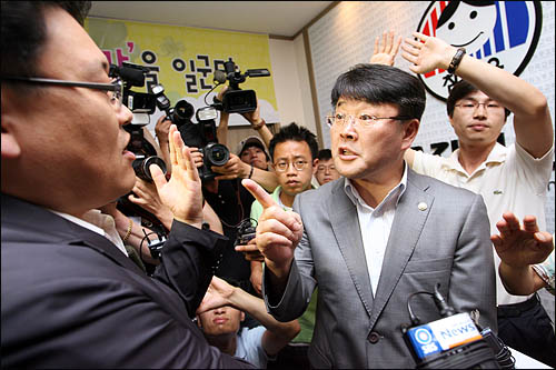 지난 2010년 7월 13일 당시 한나라당 조전혁 의원이 서울 영등포 전교조 사무실을 방문해 강제이행금의 일부를 납부한 뒤 기자회견을 하려하자, 전교조 관계자들이 '참교육' 로고를 가리며 제지하고 있다.