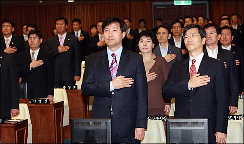  13일 오후 서울시 중구 태평로 서울시의회 본회의장에서 열린 제8대 서울시의회 개원식에서 오세훈 서울시장과 곽노현 서울시교육감, 서울시의원들이 국민의례를 하고 있다. 