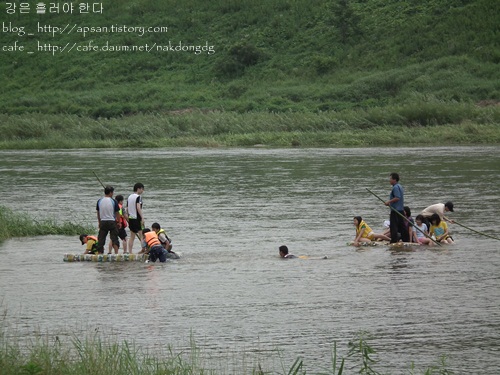 낙동강의 지천인 '회천'에서 아이들이 뗏목을 타면서 살아잇는 강을 온몸으로 느끼고 있다. 